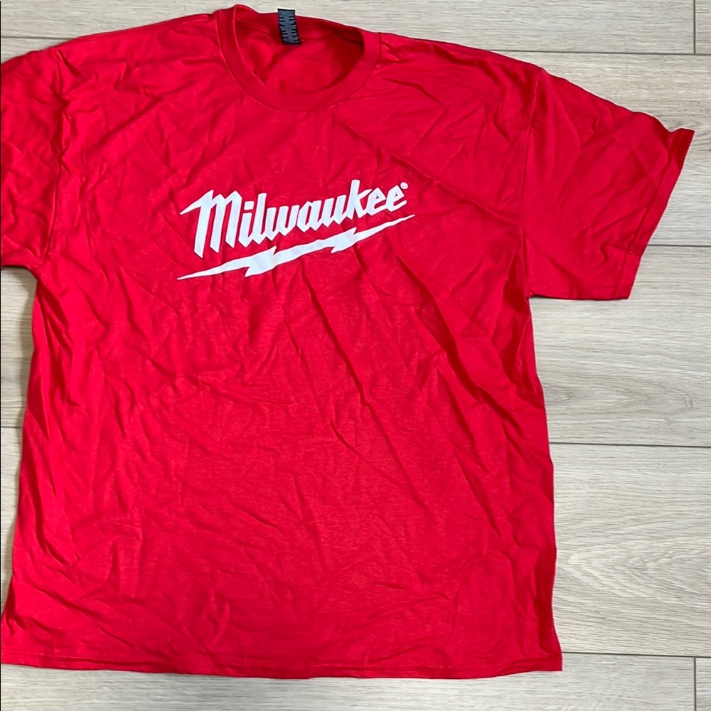 NWOT Milwaukee Red Graphic Tee Shirt Short Sleeve Mens Size XLarge Gildan